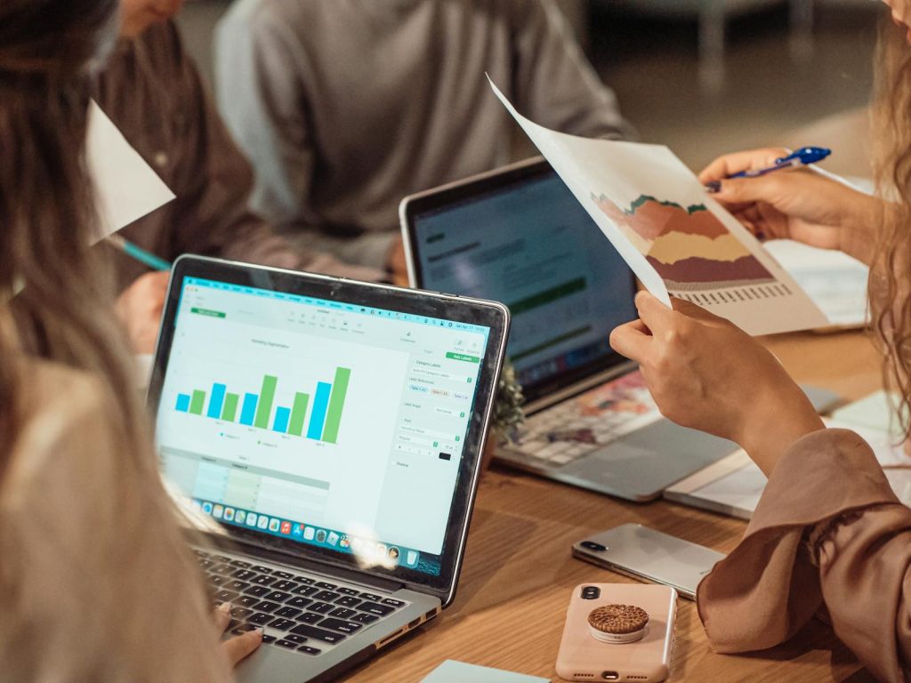 3 Ways Irish Enterprises Combine BI and AI for Better Decisions
